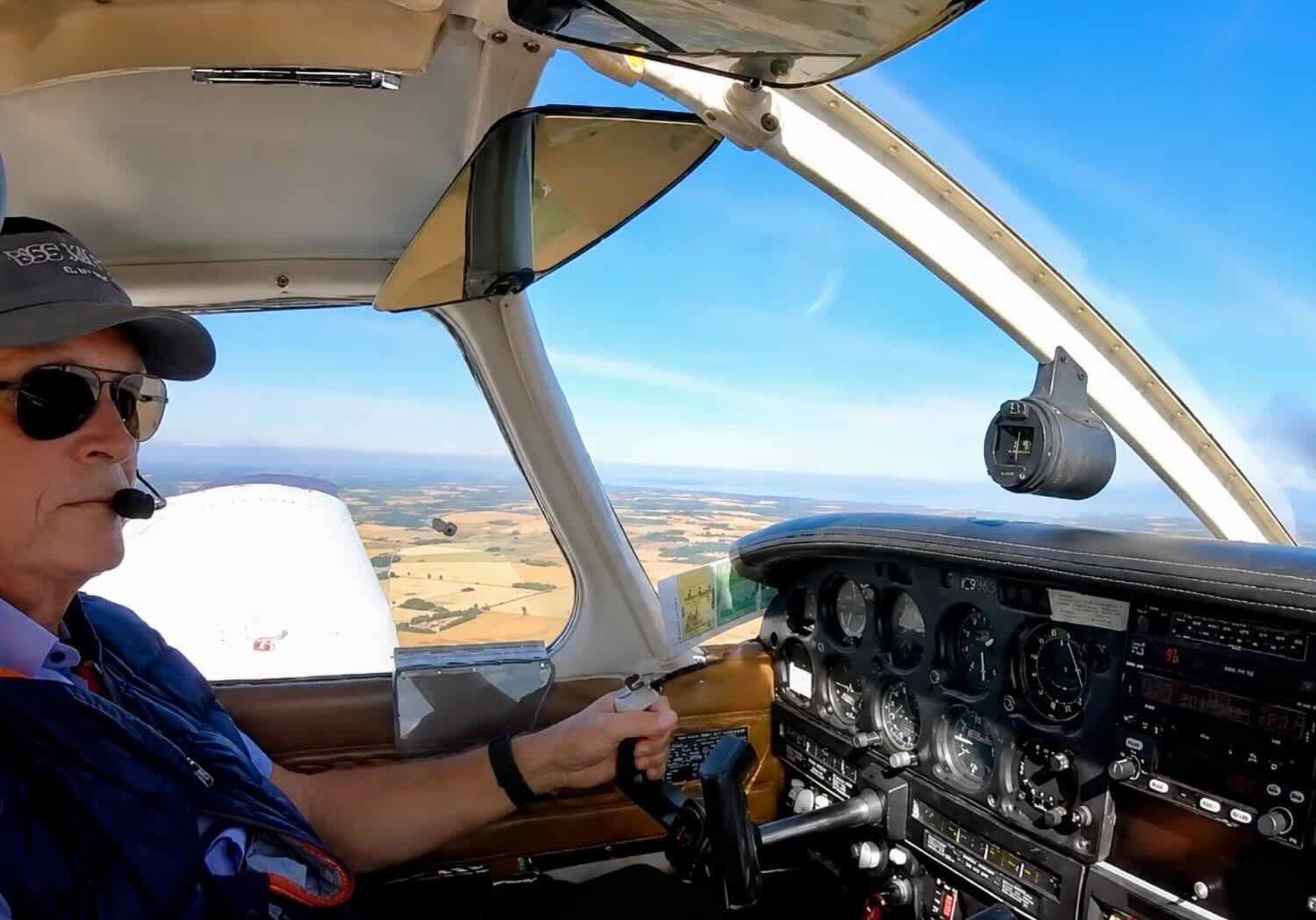 Uffe Tokehøj ved styrepinden i sin Piper PA-28-140 (OY-CBS) over det danske landskab
